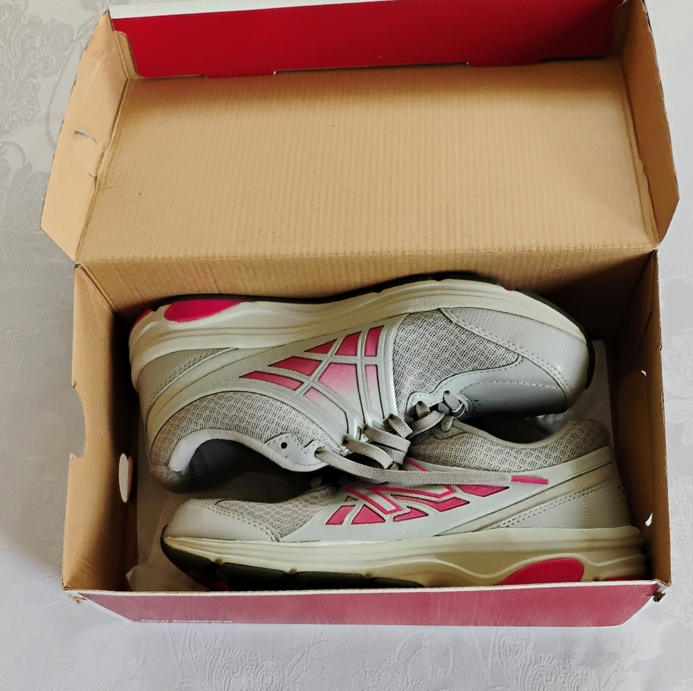New Balance  847v2 Unused in Original Box Women's Athletic Shoe - 8 Narrow